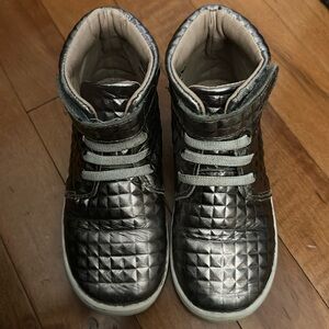 Monkey feet age 3-4 year olds. Cool soft studded look! Easy Velcro on & off!
